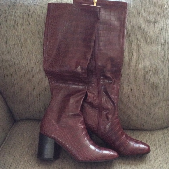 Frank Sarto Woman’s Burgundy Croc Boots Size 7 NIB - Picture 2 of 8